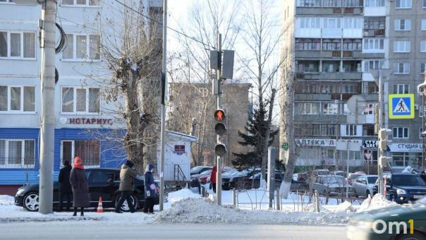 В Омске заработал новый светофор на перекрёстке улиц Машиностроительной и Гашека