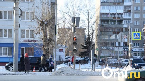 В Омске заработал новый светофор на перекрёстке улиц Машиностроительной и Гашека