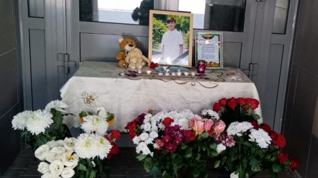 Трагедия для всех: в Новосибирске появился мемориал в память о погибшем в ДТП мальчике