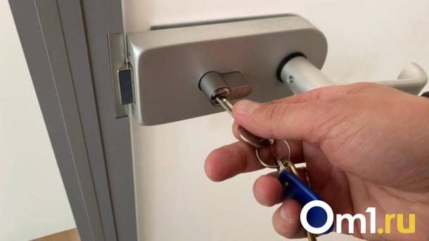 Маленькие дети оказались заперты в квартире в Новосибирске