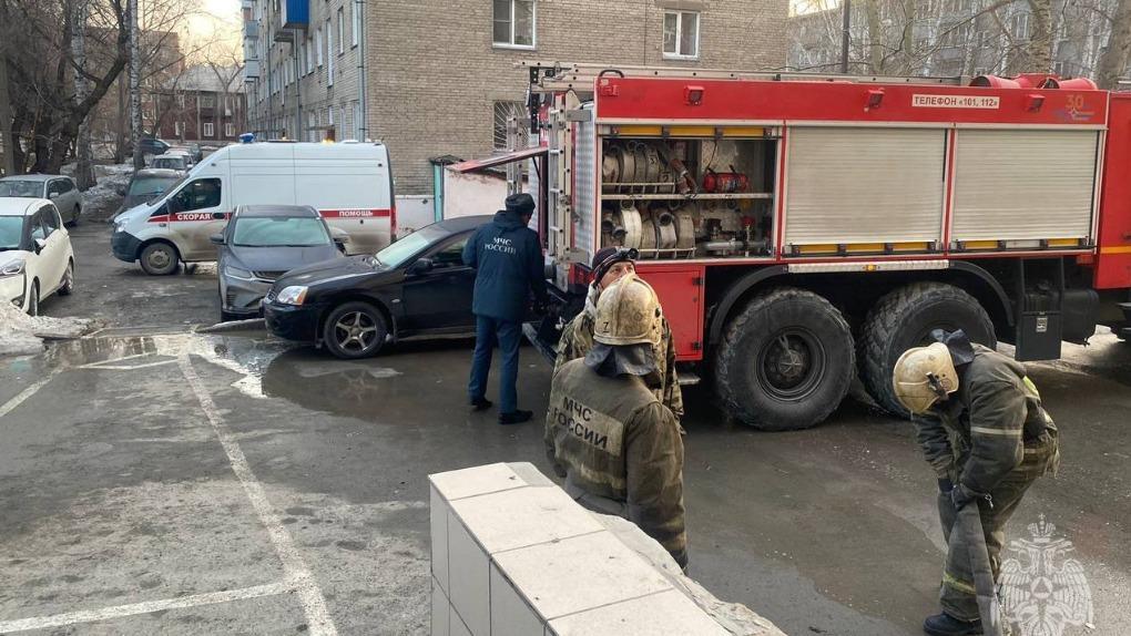 Пожарные спасли шесть жильцов высотки из сильного задымления в Новосибирске