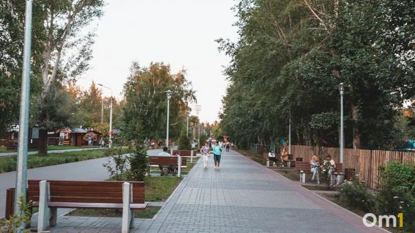 Стало известно, когда омские парки обработают от клещей