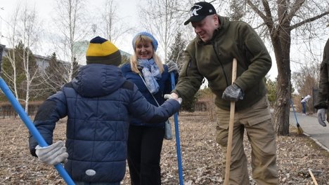 Мэр Омска принял участие в среднике в сквере «Первокирпичный»