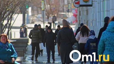 Огромные сосульки угрожают омичам на Любинском проспекте