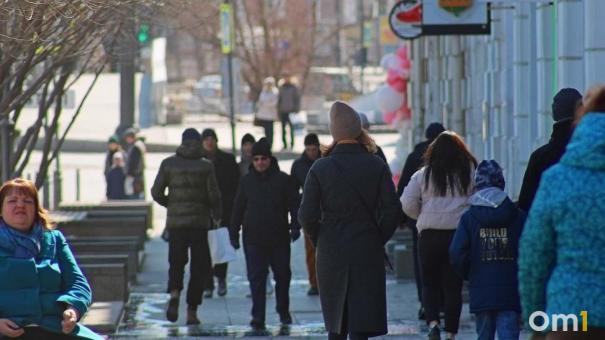 Огромные сосульки угрожают омичам на Любинском проспекте