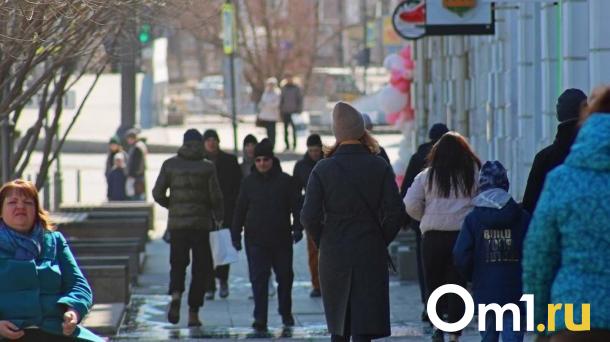 Огромные сосульки угрожают омичам на Любинском проспекте