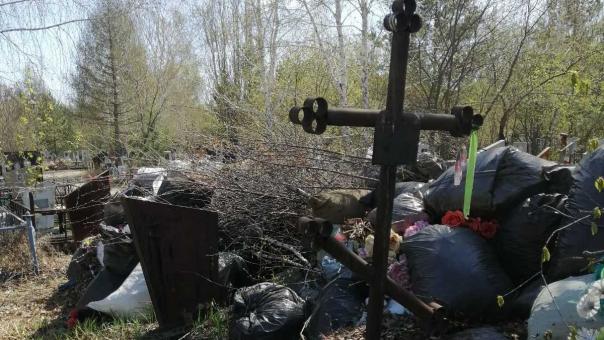 После Дня поминовения усопших с омских кладбищ вывезли 730 тонн мусора