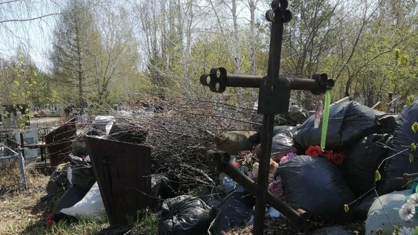 После Дня поминовения усопших с омских кладбищ вывезли 730 тонн мусора