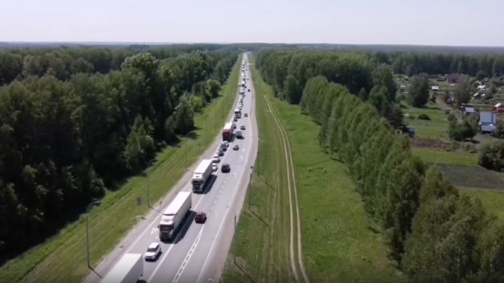 Многокилометровая пробка под Новосибирском попала на видео