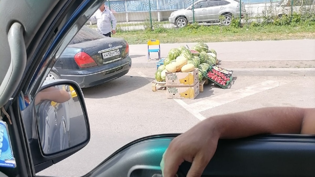 Торгуют прямо на дороге: новосибирцев возмутили продавцы арбузов и дынь