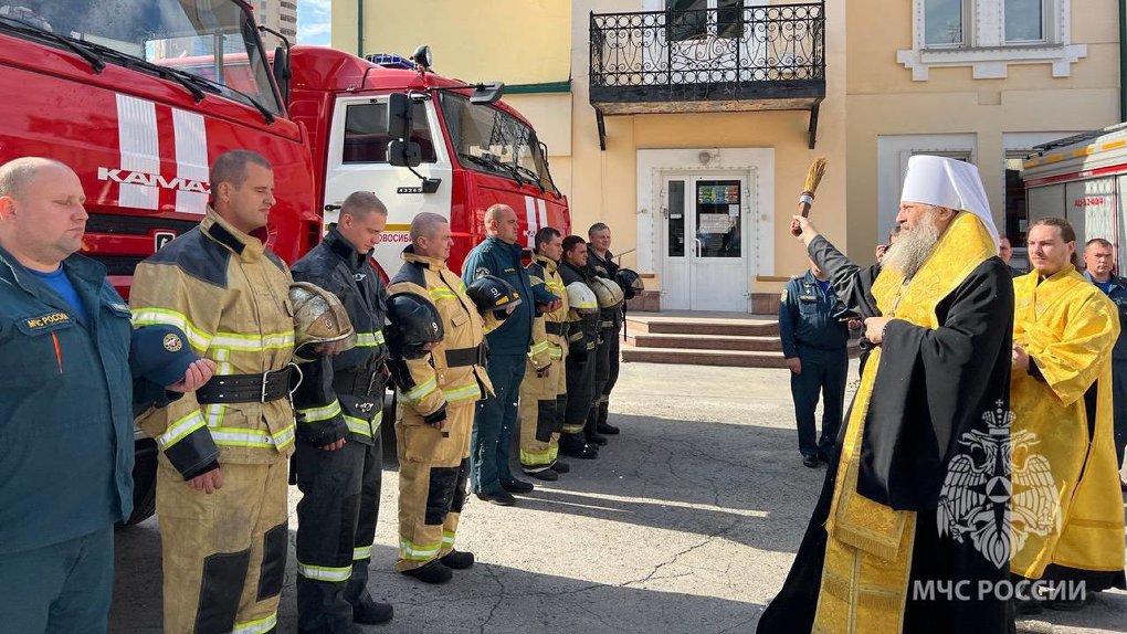 Семь новых пожарных автоцистерн освятили в Новосибирске