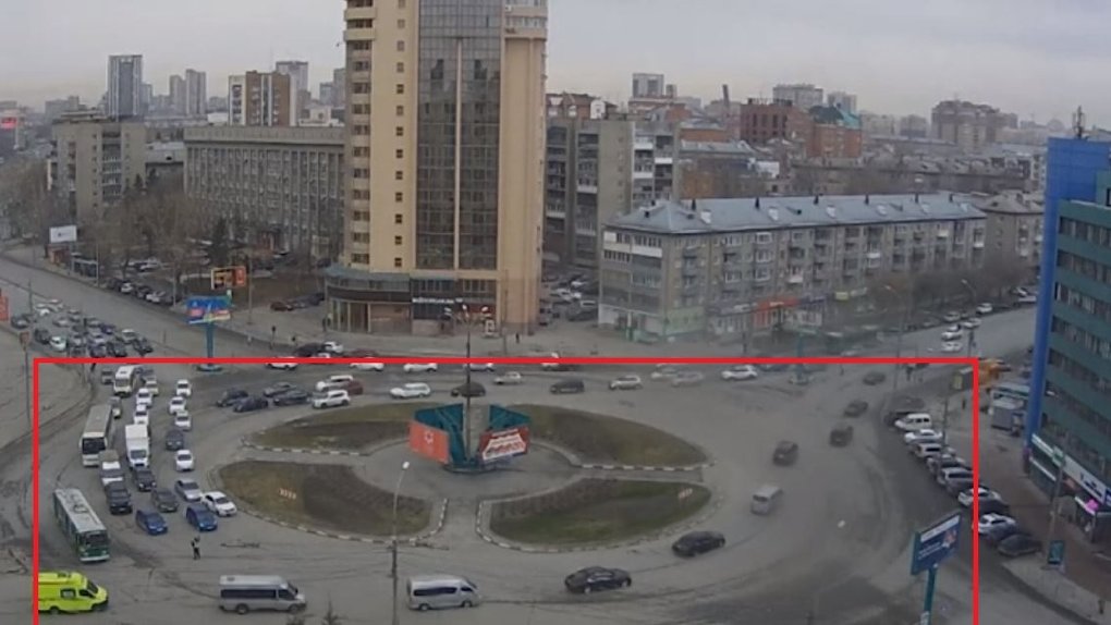 В Новосибирске для проезда кортежа с полицейскими машинами перекрыли площадь Лунинцев