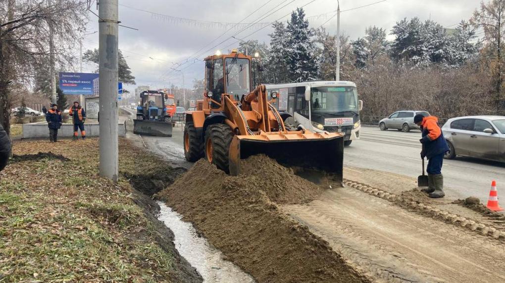 В Омске укрепили обочину на Красном Пути, где перевернулся автобус