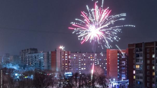 Омичи делятся в соцсетях фотографиями новогоднего фейерверка. ФОТО