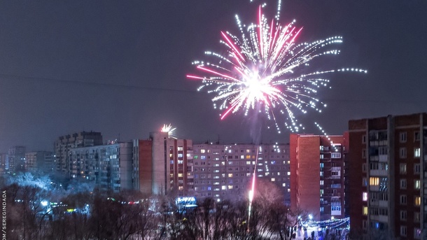 Омичи делятся в соцсетях фотографиями новогоднего фейерверка. ФОТО