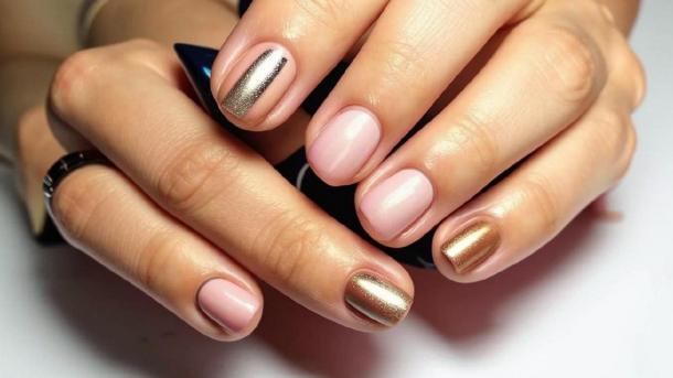 Как минимизировать вред от гелевого маникюра, объяснила дерматолог