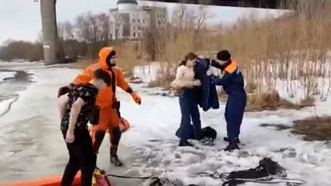 Мальчик был в футболке и босиком: опубликовано видео спасения детей, угодивших под лёд Иртыша