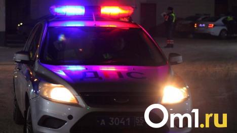 В Омске мужчине раздробило руку кузовом КамАЗа