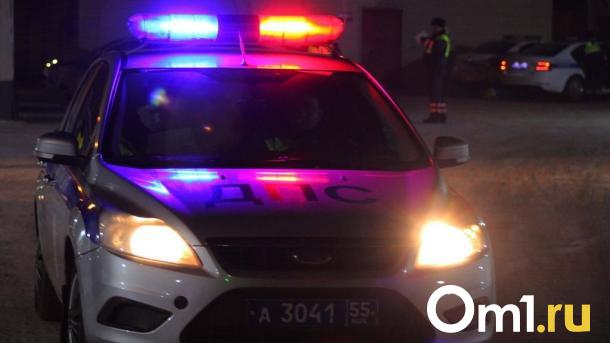 В Омске мужчине раздробило руку кузовом КамАЗа