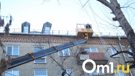 Названы сроки очистки снега на крышах новосибирских многоэтажек
