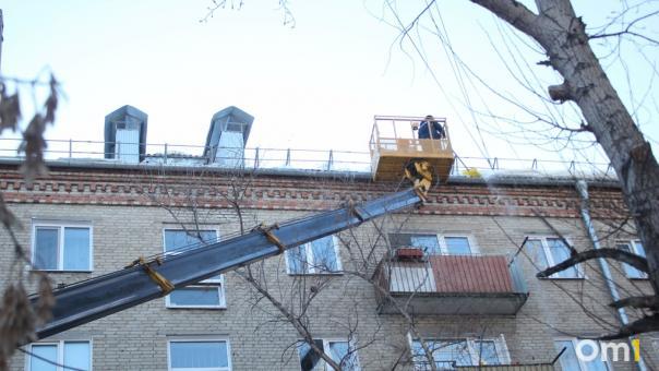 Названы сроки очистки снега на крышах новосибирских многоэтажек