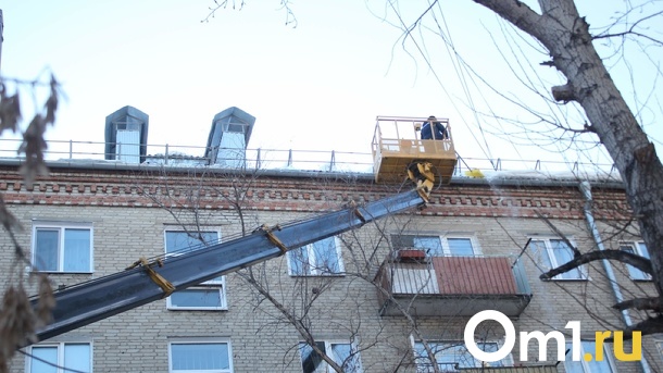 Названы сроки очистки снега на крышах новосибирских многоэтажек