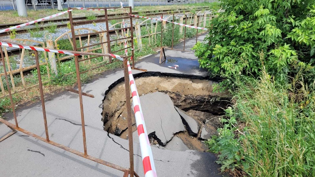 На одной из омских улиц тротуар провалился под землю