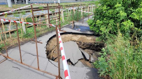 На одной из омских улиц тротуар провалился под землю