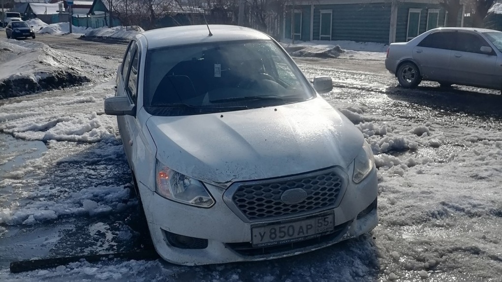 В Омске таксист сломал ногу, когда выкапывал машину изо льда