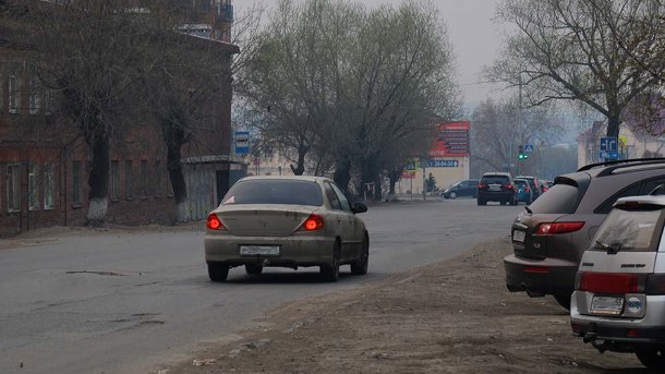 В Советском округе Омска дорога усеяна ямами. Горожане недовольны
