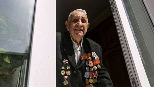 Новосибирские юнармейцы устроили праздничный концерт под окнами дома ветерана ВОВ