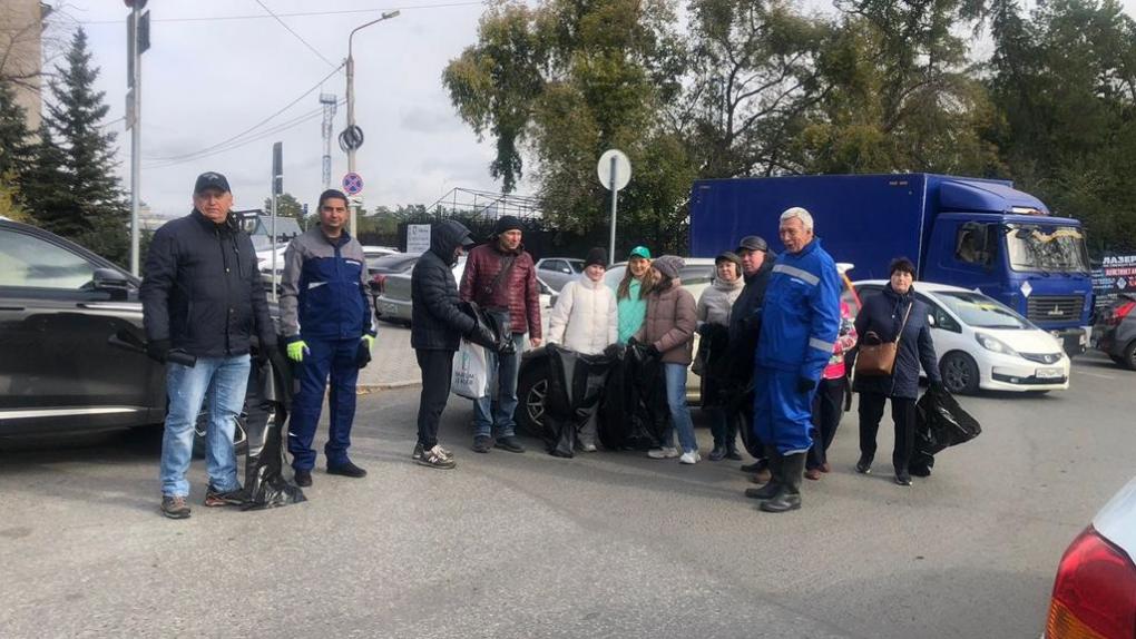 Омские активисты и школьники борются за чистоту набережной