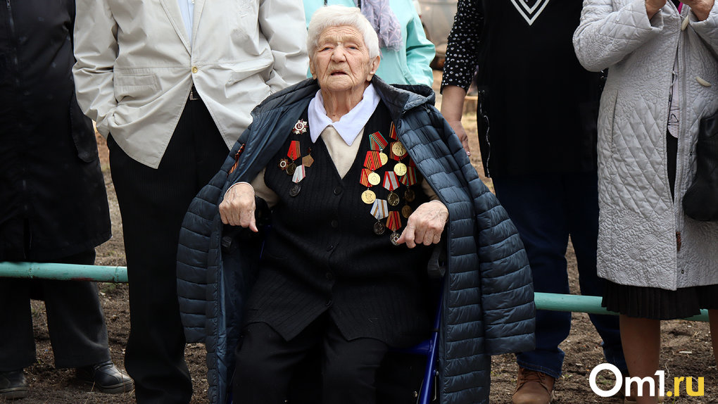 В Новосибирске ветерана Великой Отечественной войны Антонину Водяникову поздравили со 100-летием. РЕПОРТАЖ