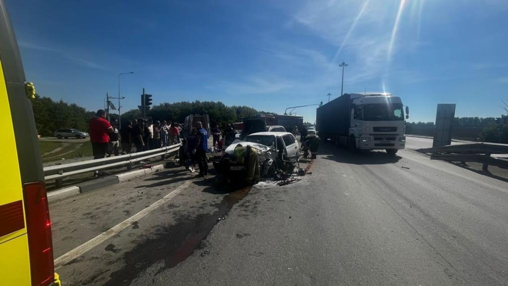 В ДТП на Советском шоссе Новосибирска погибла девушка и пострадали шесть человек