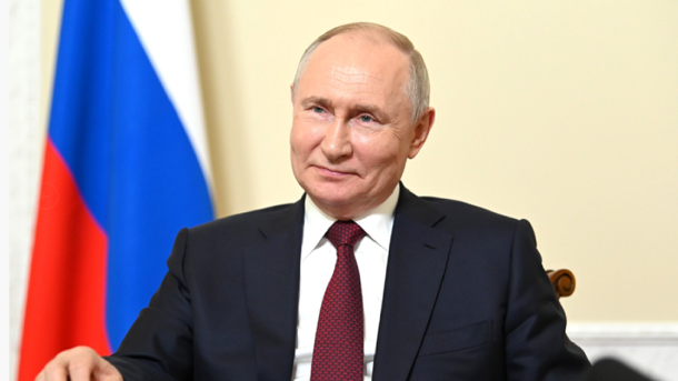 Владимир Путин наградил орденом омского тракториста-машиниста