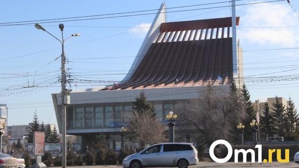 У омского музыкального театра началось строительство островка безопасности