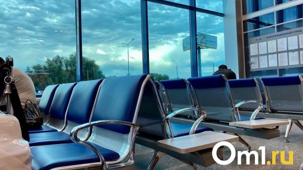 В омском аэропорту задержали почти все рейсы