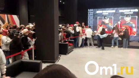 Очередь за автографами: омичи массово пришли на встречу с хоккеистами «Авангарда»