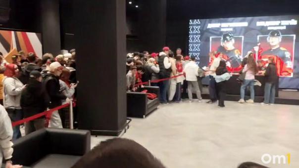Очередь за автографами: омичи массово пришли на встречу с хоккеистами «Авангарда»