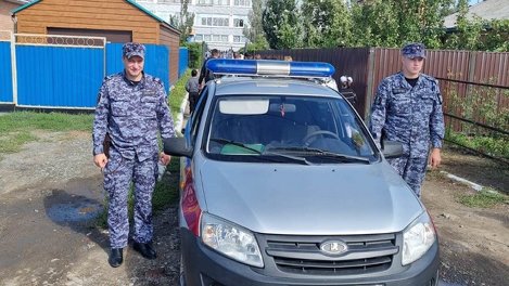 Росгвардейцы спасли омскую школьницу, которая упала на улице и не могла ходить