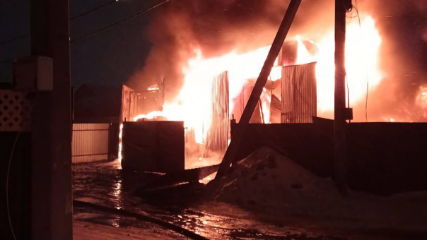 В омском СНТ «Ромашка» при страшном пожаре погибли два человека