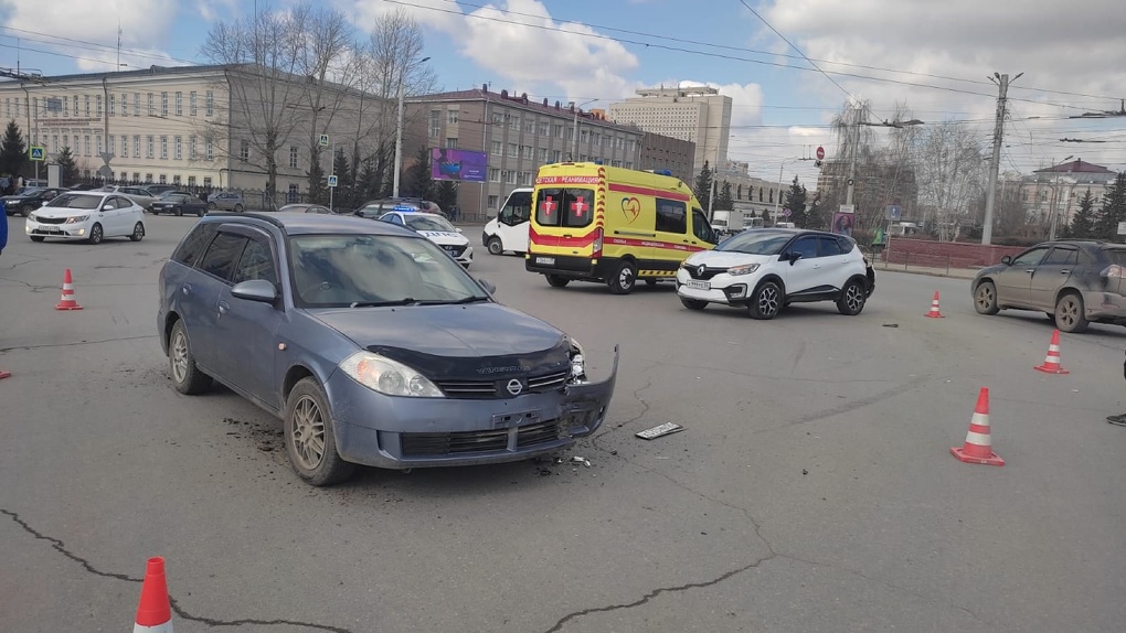 При столкновении двух машин в центре Омска пострадал ребёнок