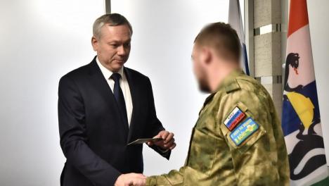 Андрей Травников вручил участникам СВО удостоверение «Ветеран боевых действий»