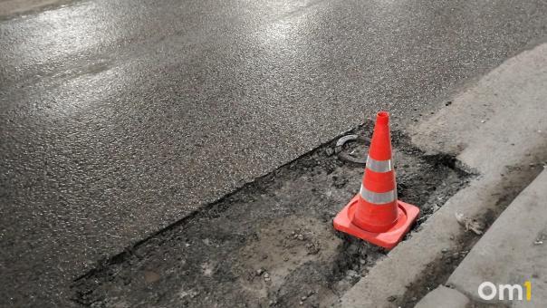 Омичам рассказали, когда устранят ямы на мосту у Телецентра