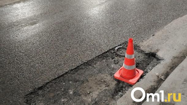 Омичам рассказали, когда устранят ямы на мосту у Телецентра
