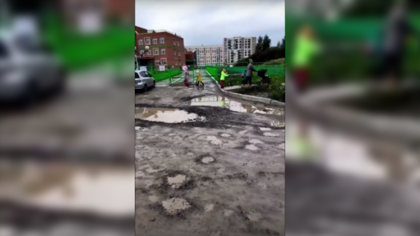 На ужасное состояние дорог до детского сада жалуются жители Чистой Слободы