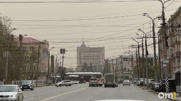 В центре Омска фура с гигантской цистерной запуталась в проводах