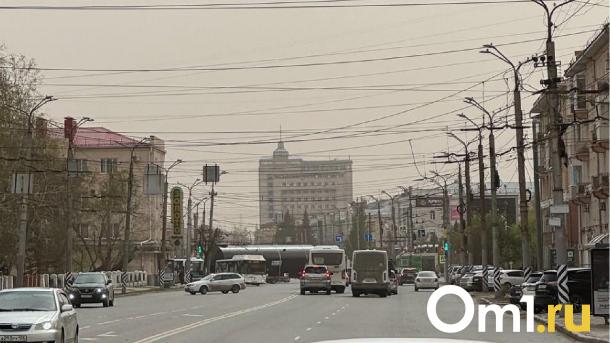 В центре Омска фура с гигантской цистерной запуталась в проводах