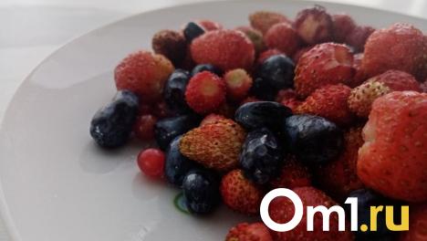 «Ягоды — море»: омичи выносят из лесов вёдра клубники