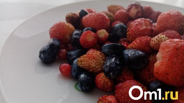 «Ягоды — море»: омичи выносят из лесов вёдра клубники